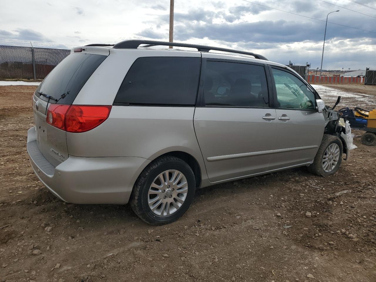 Photo 2 VIN: 5TDDK4CC9AS028953 - TOYOTA SIENNA 