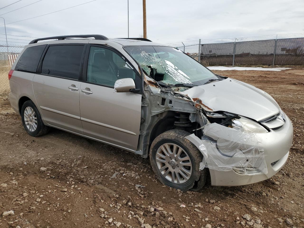 Photo 3 VIN: 5TDDK4CC9AS028953 - TOYOTA SIENNA 