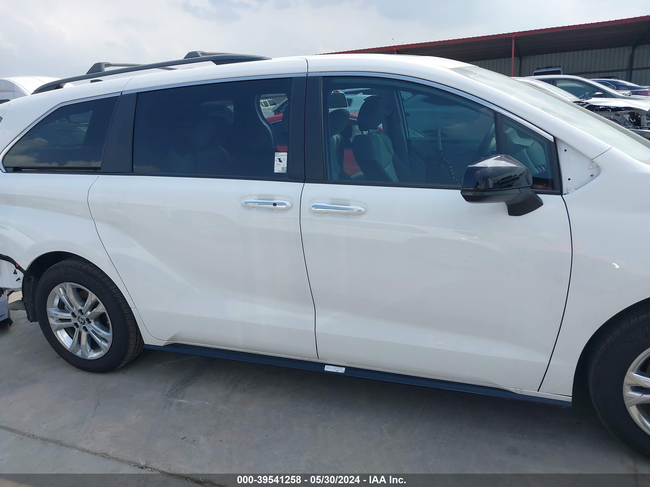 Photo 13 VIN: 5TDDSKFC6PS102953 - TOYOTA SIENNA 