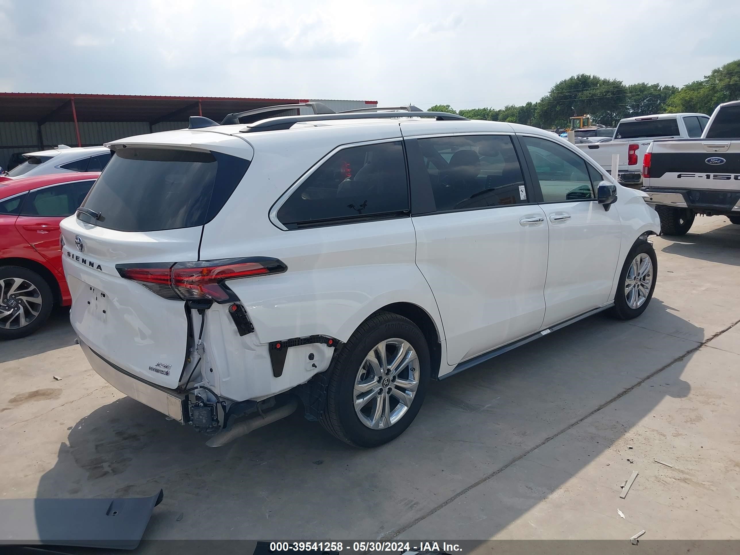 Photo 3 VIN: 5TDDSKFC6PS102953 - TOYOTA SIENNA 