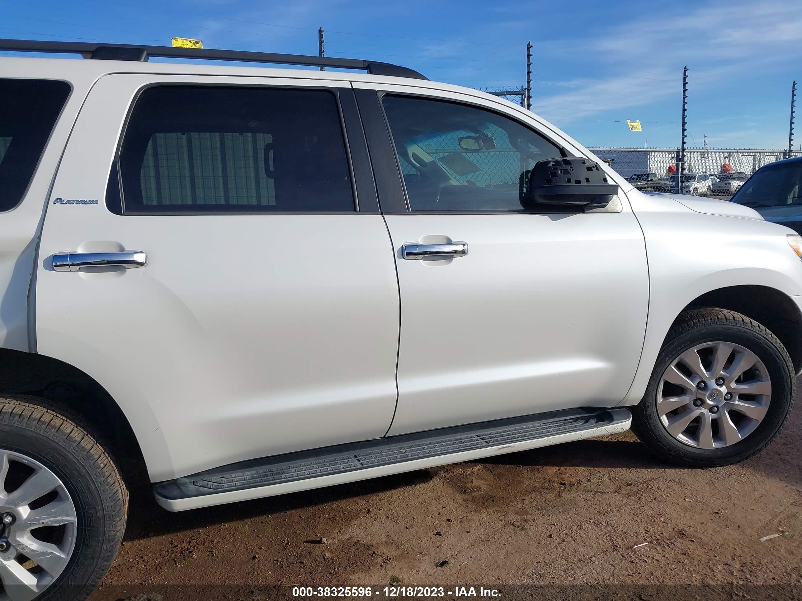 Photo 13 VIN: 5TDDY5G19GS135846 - TOYOTA SEQUOIA 