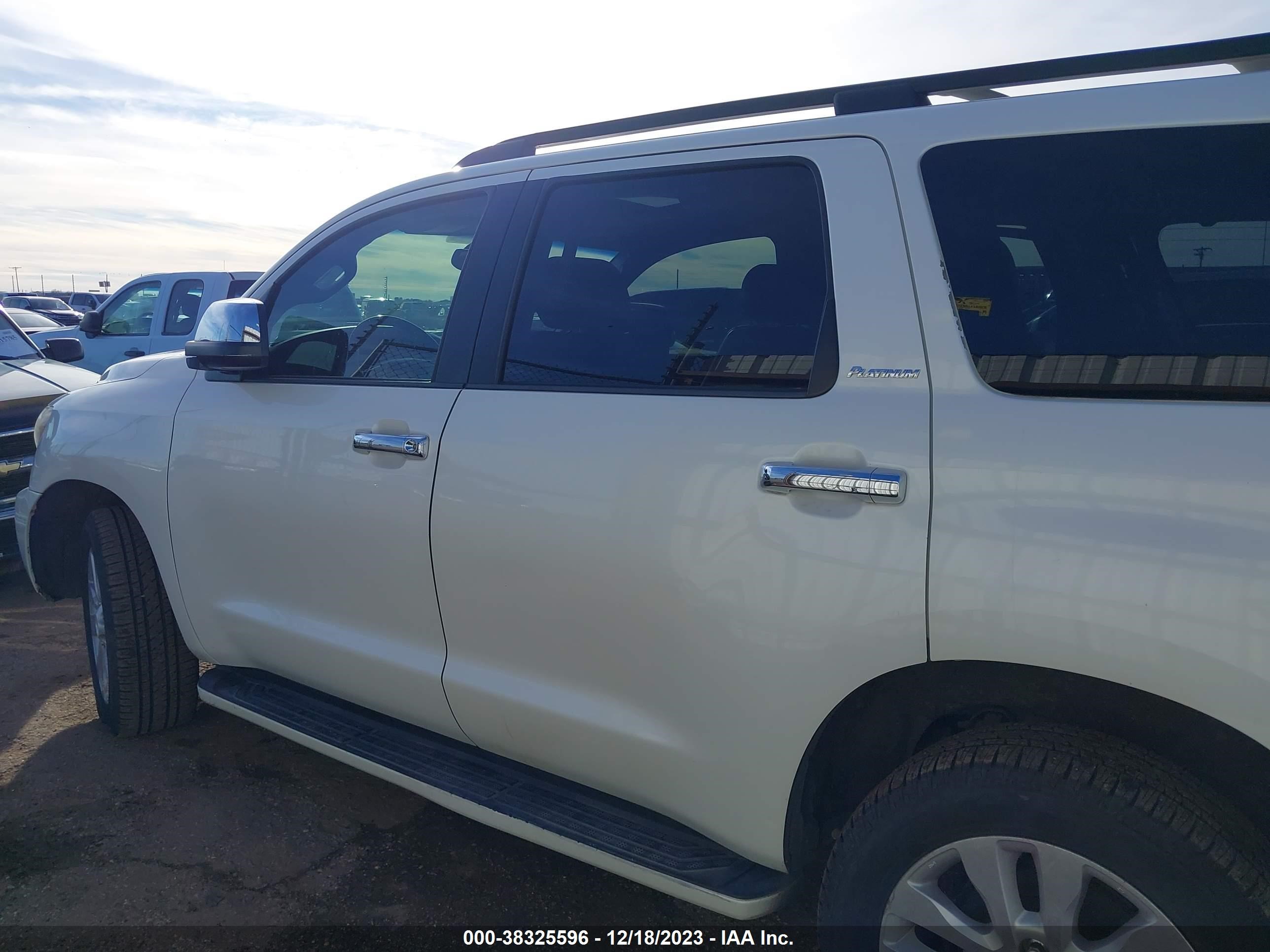 Photo 14 VIN: 5TDDY5G19GS135846 - TOYOTA SEQUOIA 