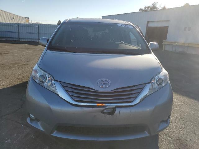 Photo 4 VIN: 5TDDZ3DC0HS185284 - TOYOTA SIENNA XLE 