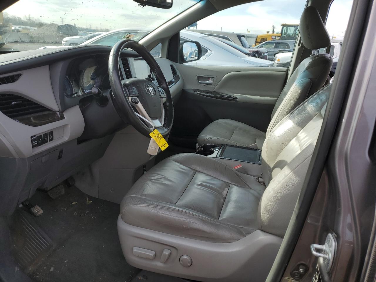 Photo 6 VIN: 5TDDZ3DC1HS149779 - TOYOTA SIENNA 