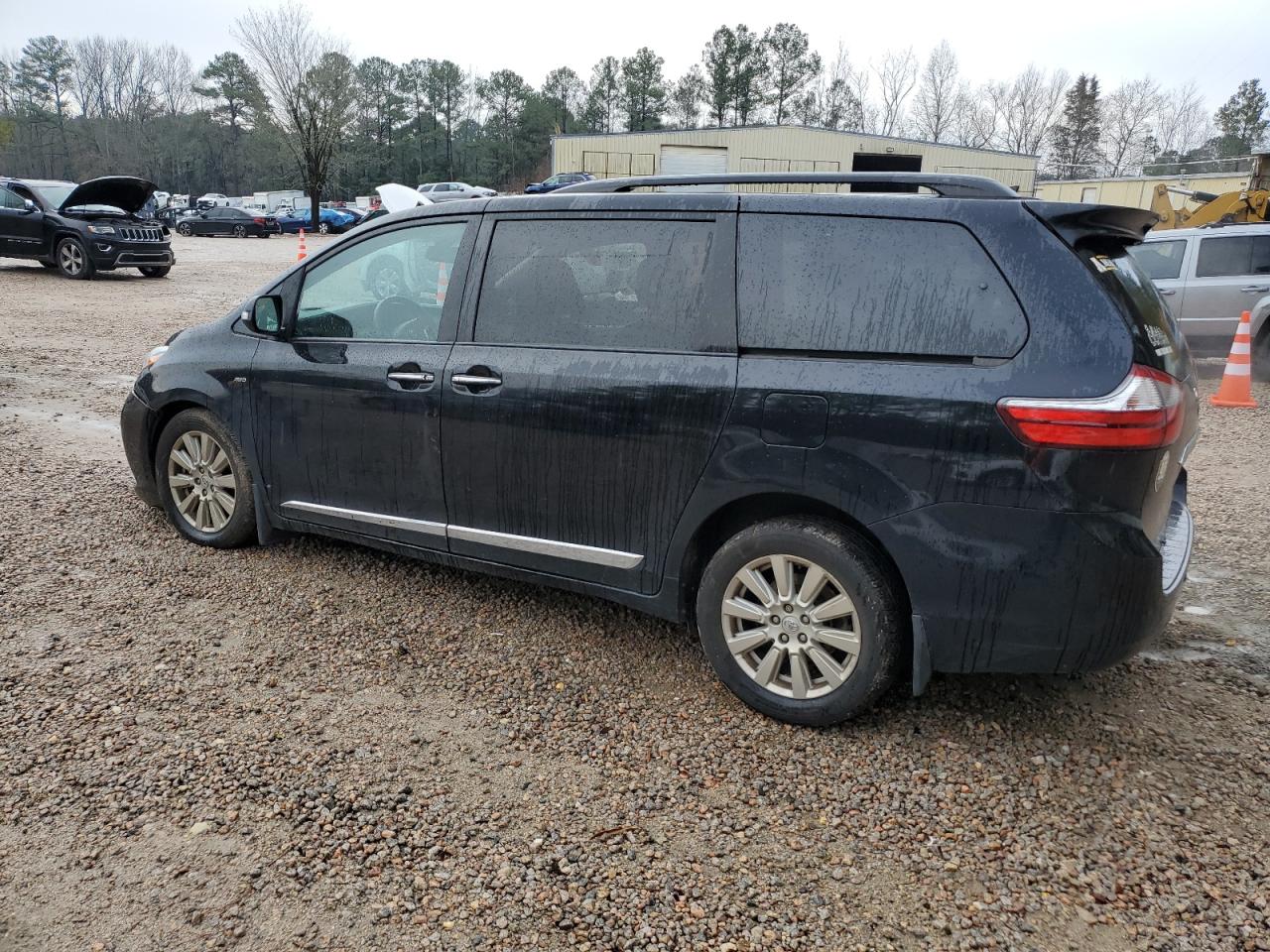 Photo 1 VIN: 5TDDZ3DC2HS170527 - TOYOTA SIENNA XLE 