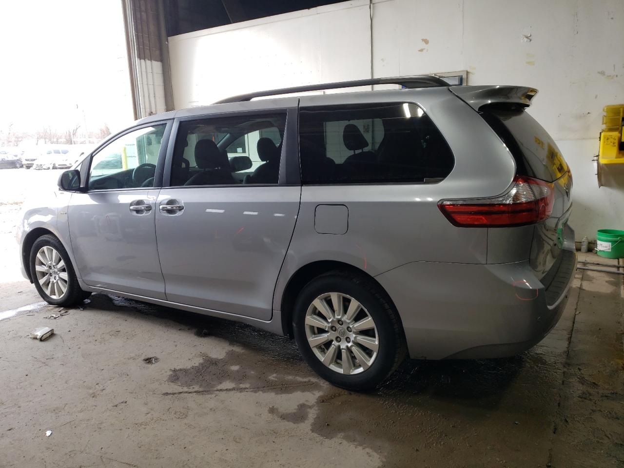 Photo 1 VIN: 5TDDZ3DC3HS153672 - TOYOTA SIENNA 