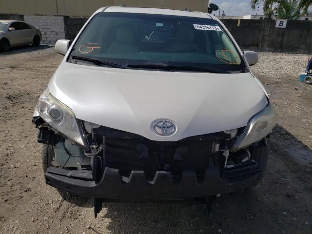 Photo 4 VIN: 5TDDZ3DC3HS164817 - TOYOTA SIENNA XLE 