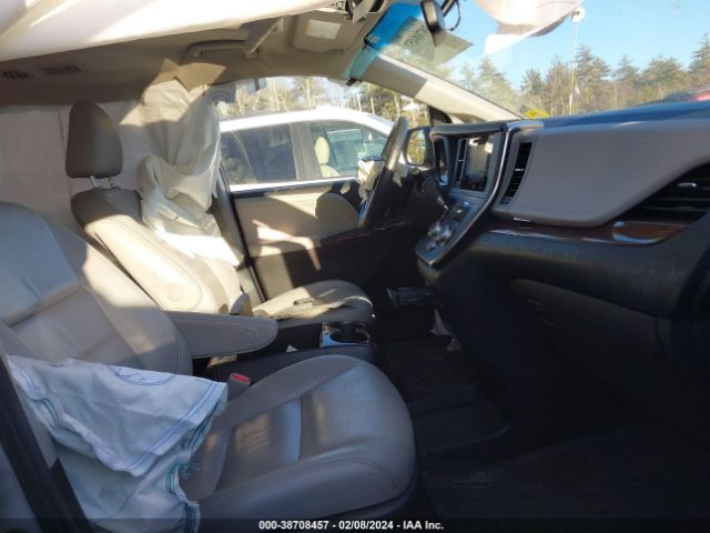 Photo 4 VIN: 5TDDZ3DC4HS184834 - TOYOTA SIENNA 