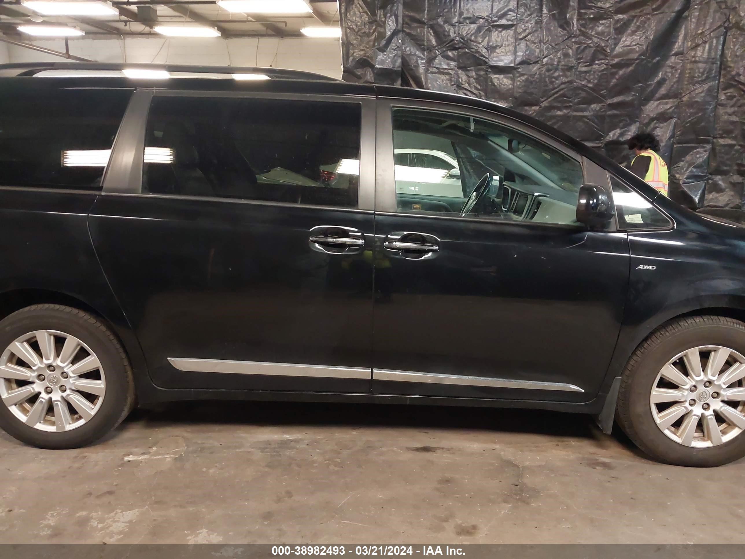 Photo 13 VIN: 5TDDZ3DC7HS179224 - TOYOTA SIENNA 