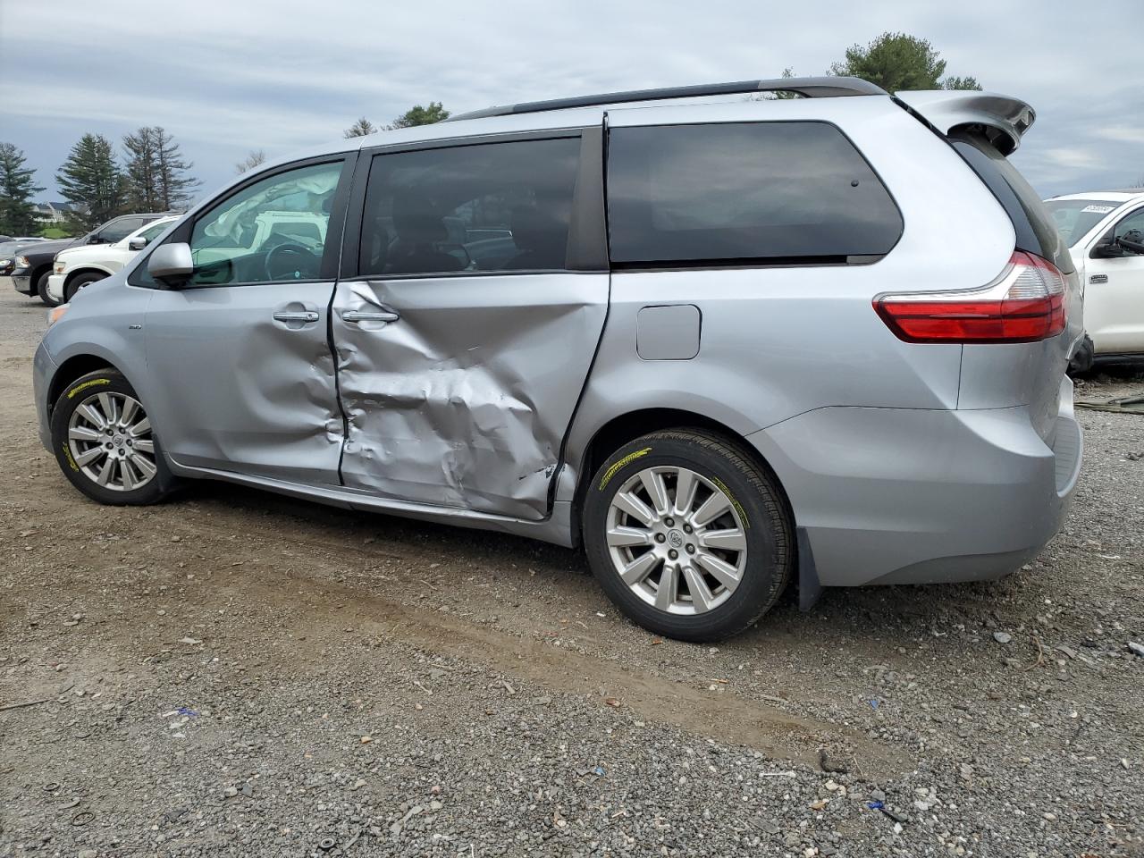 Photo 1 VIN: 5TDDZ3DCXHS156374 - TOYOTA SIENNA 