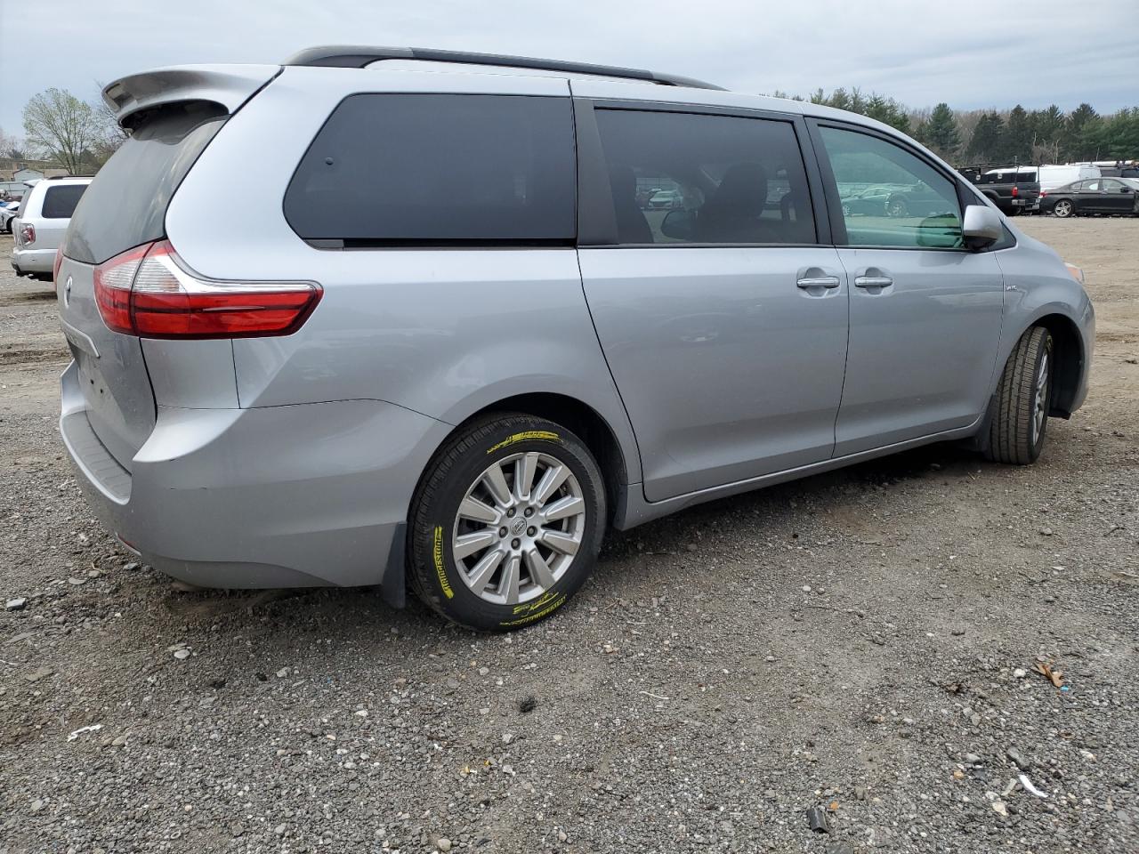 Photo 2 VIN: 5TDDZ3DCXHS156374 - TOYOTA SIENNA 