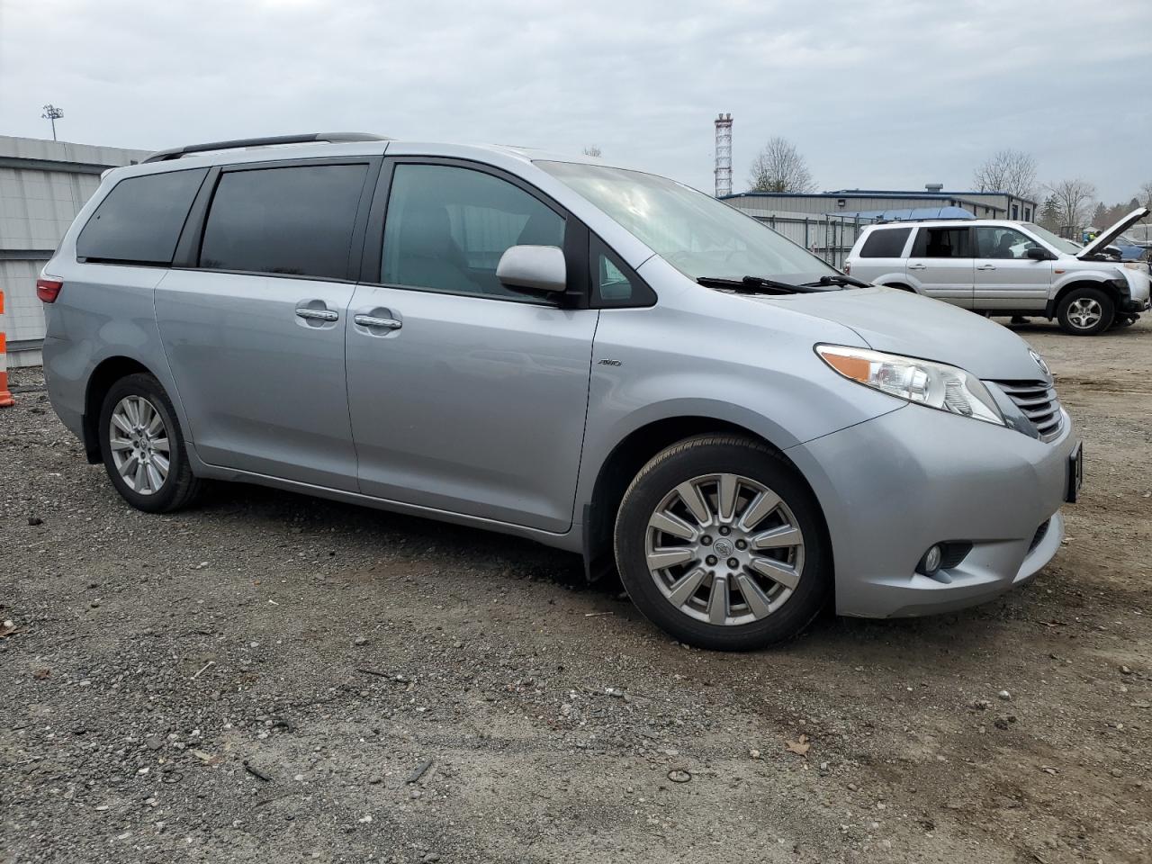 Photo 3 VIN: 5TDDZ3DCXHS156374 - TOYOTA SIENNA 