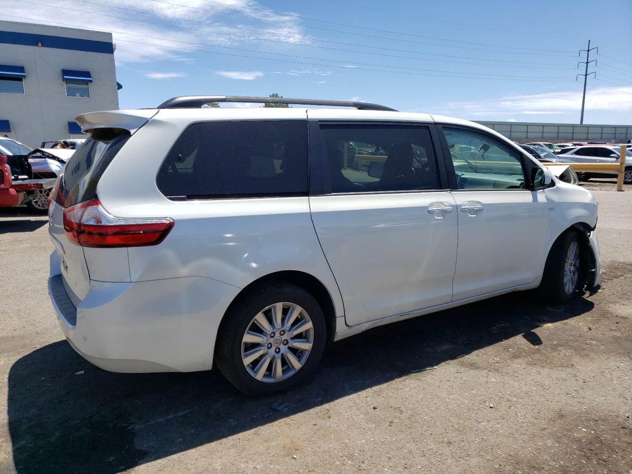 Photo 2 VIN: 5TDDZ3DCXHS161669 - TOYOTA SIENNA 