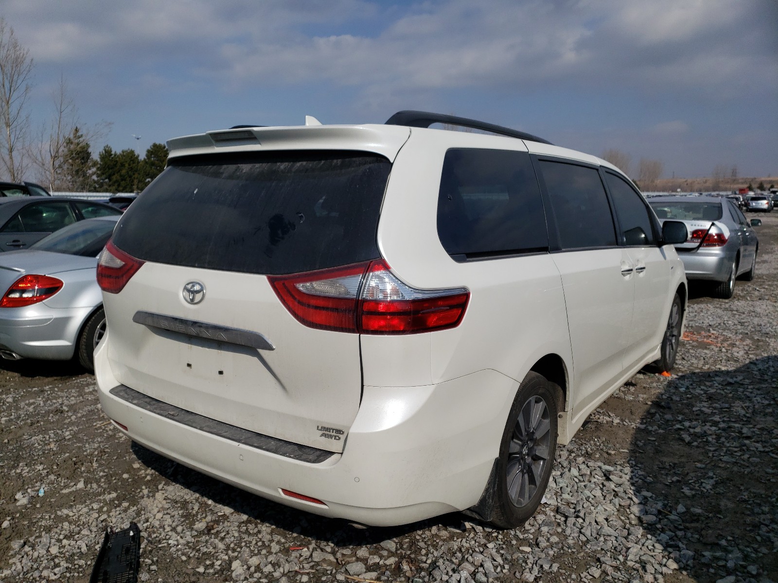 Photo 3 VIN: 5TDDZ3DCXJS202663 - TOYOTA SIENNA XLE 