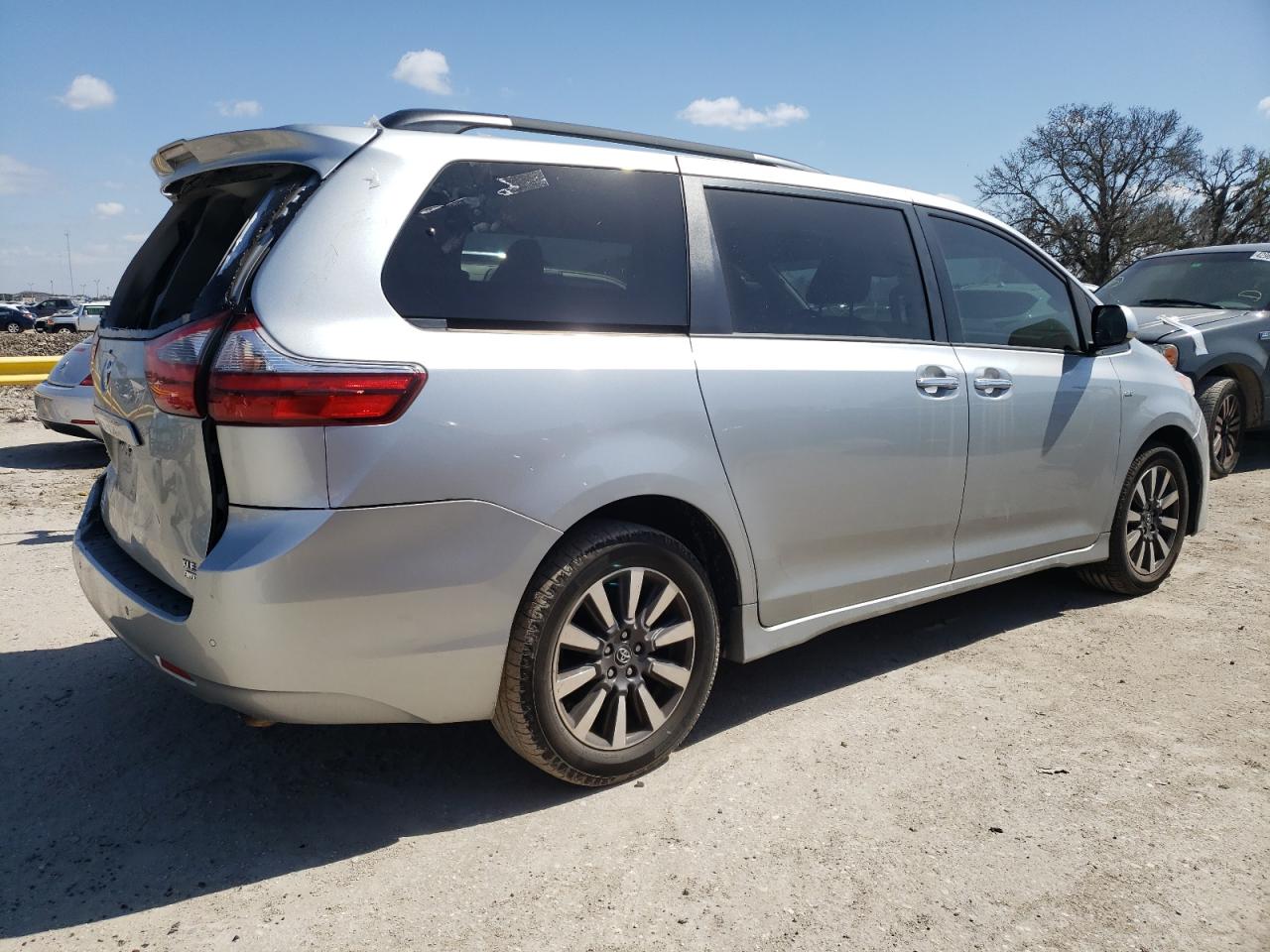 Photo 2 VIN: 5TDDZ3DCXLS238825 - TOYOTA SIENNA 