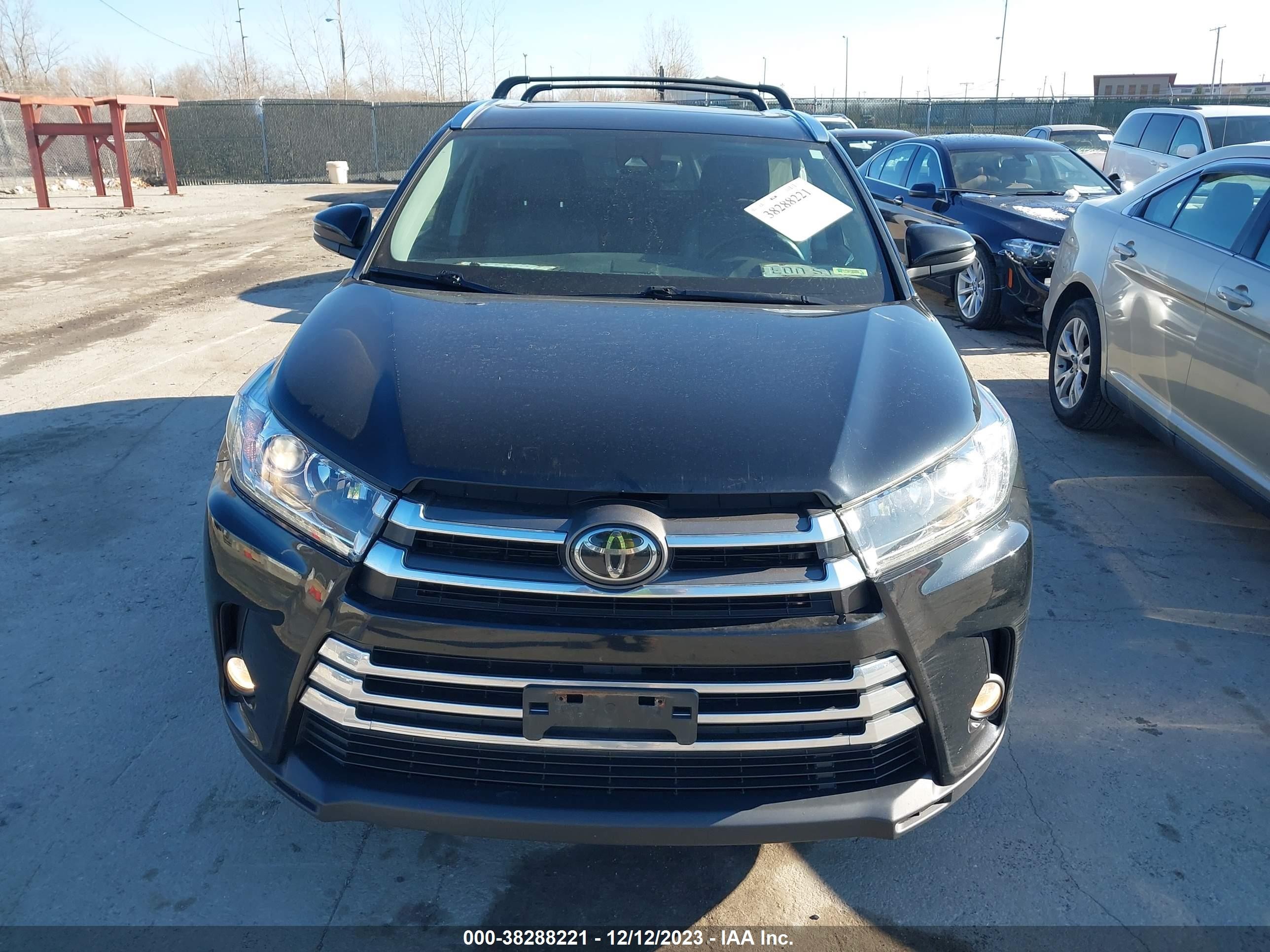 Photo 11 VIN: 5TDDZRFH2JS883882 - TOYOTA HIGHLANDER 