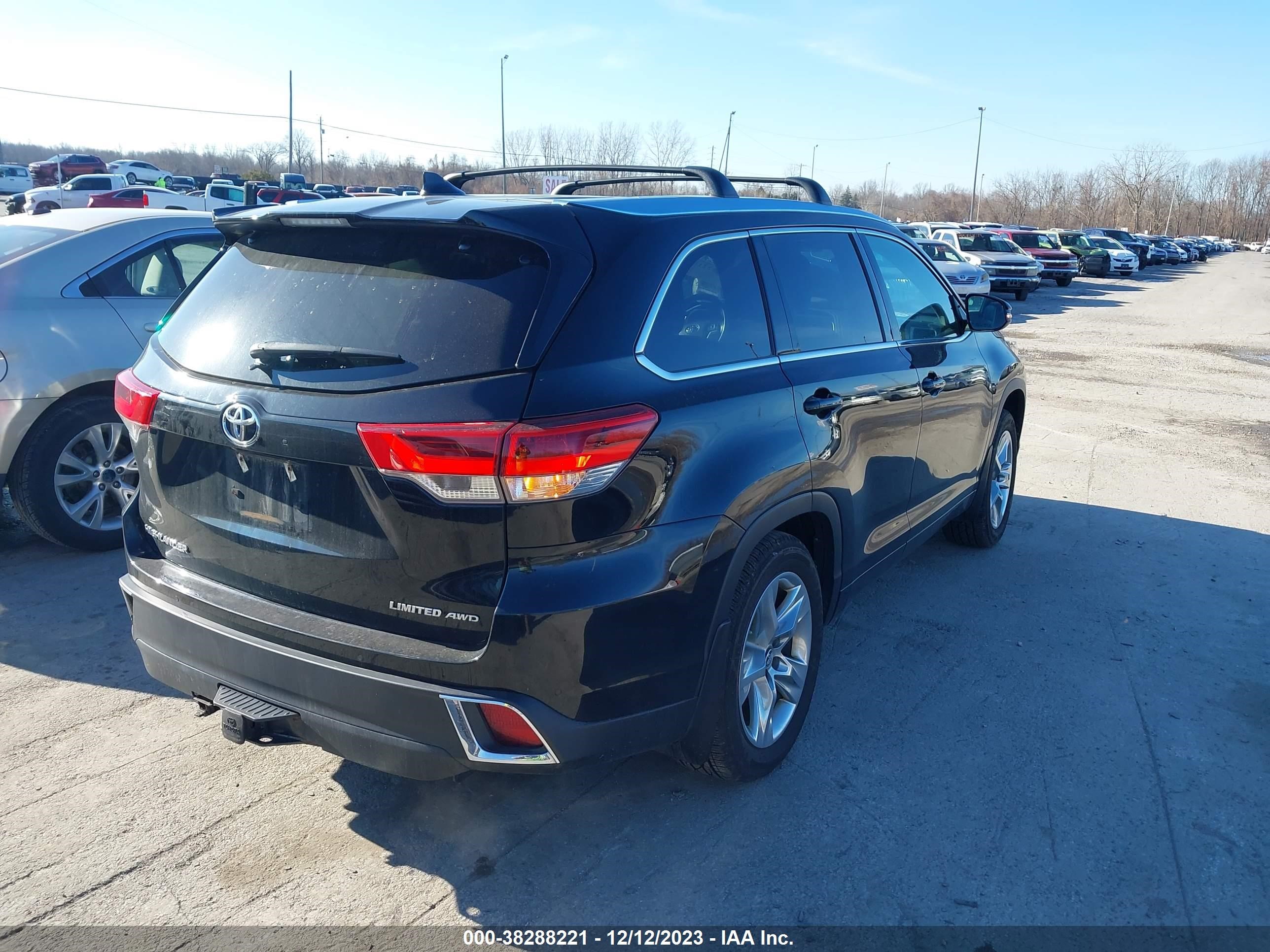 Photo 3 VIN: 5TDDZRFH2JS883882 - TOYOTA HIGHLANDER 