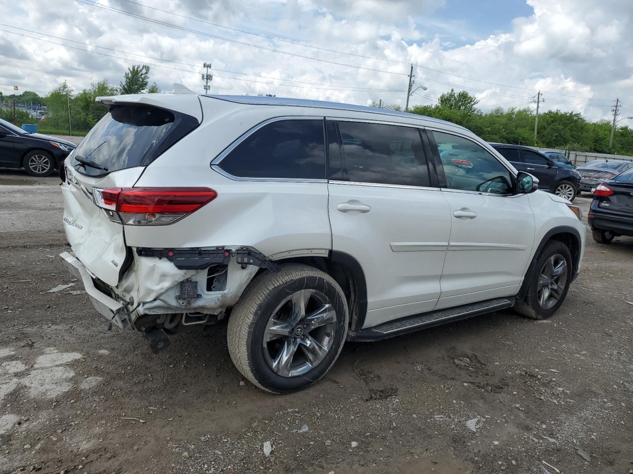 Photo 2 VIN: 5TDDZRFH6JS910470 - TOYOTA HIGHLANDER 