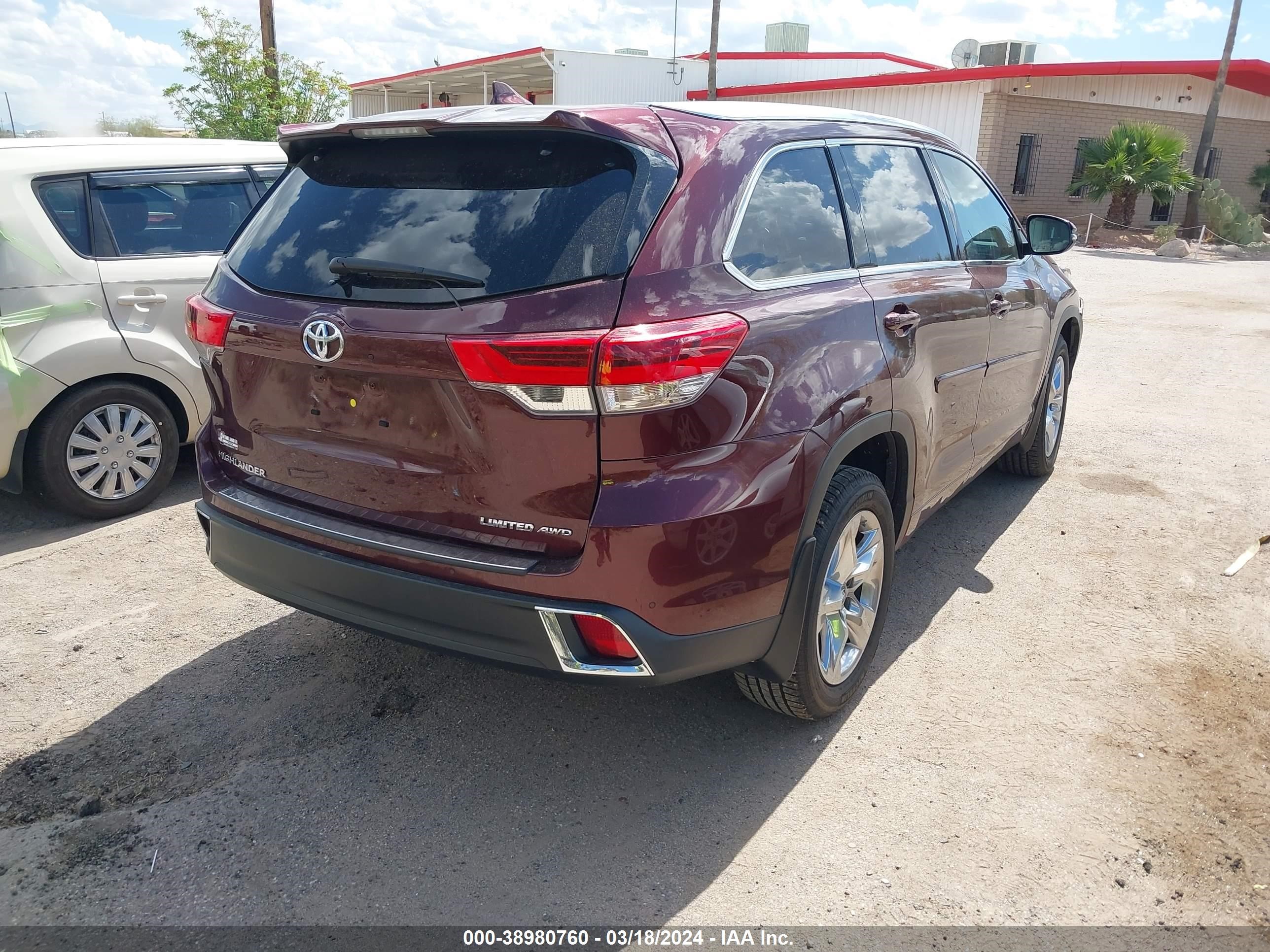 Photo 3 VIN: 5TDDZRFH7JS823788 - TOYOTA HIGHLANDER 