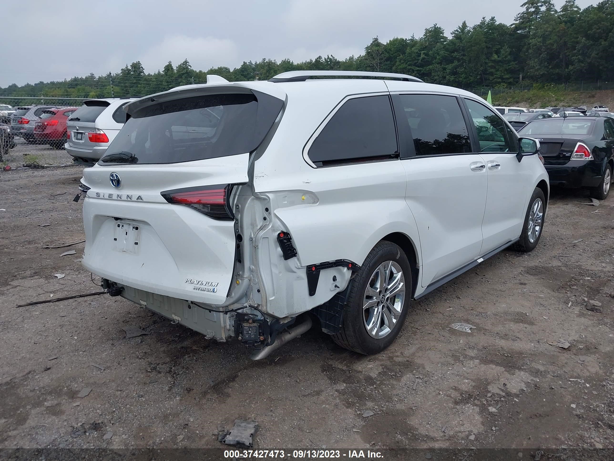 Photo 3 VIN: 5TDESKFC3NS056449 - TOYOTA SIENNA 