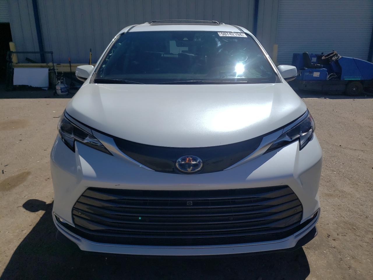 Photo 4 VIN: 5TDESKFC5NS055738 - TOYOTA SIENNA 