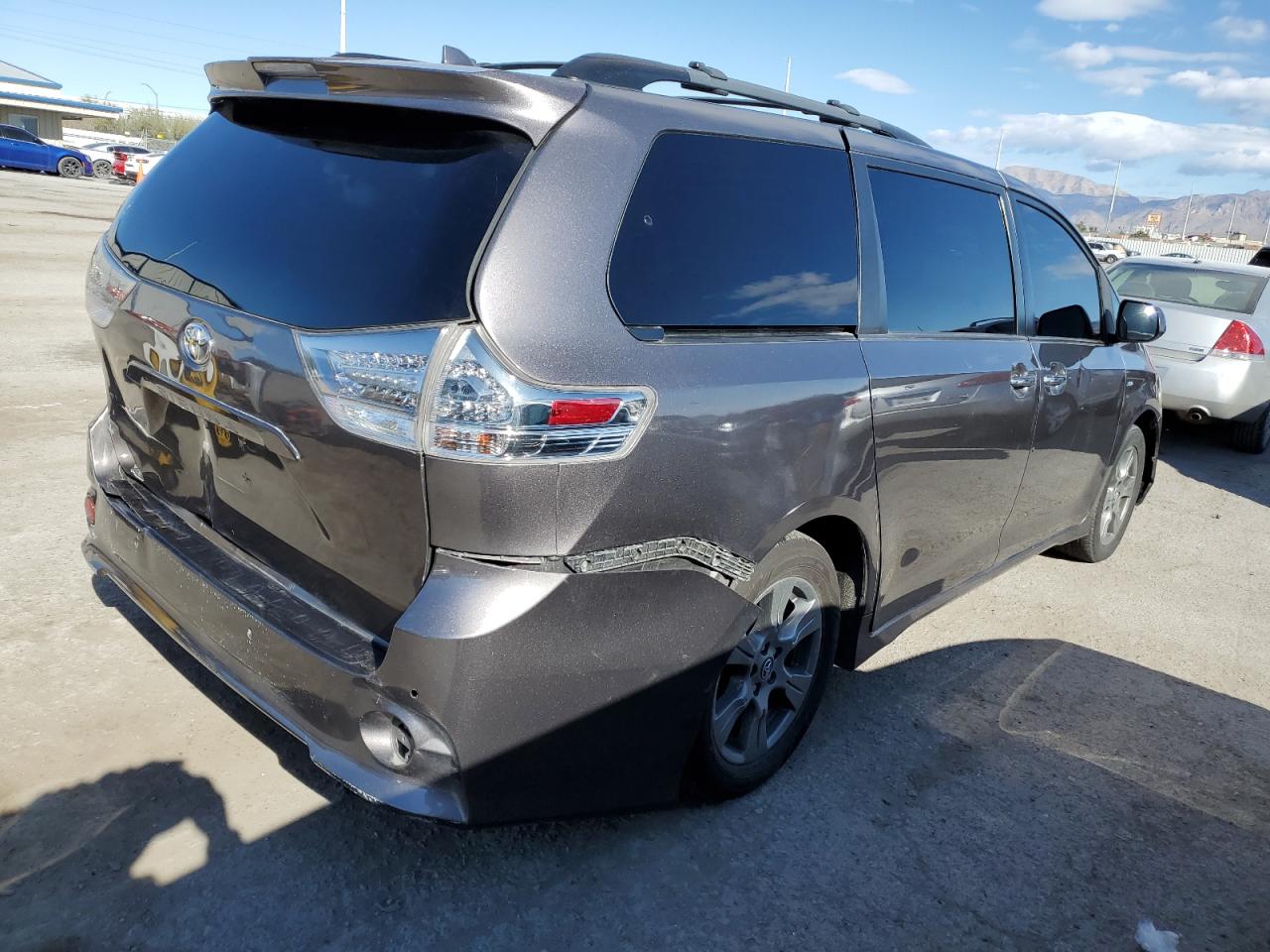 Photo 2 VIN: 5TDEZ3DC5KS223975 - TOYOTA SIENNA 