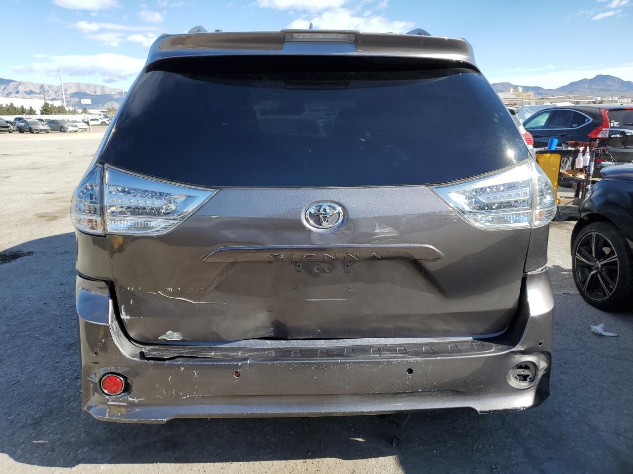 Photo 5 VIN: 5TDEZ3DC5KS223975 - TOYOTA SIENNA 