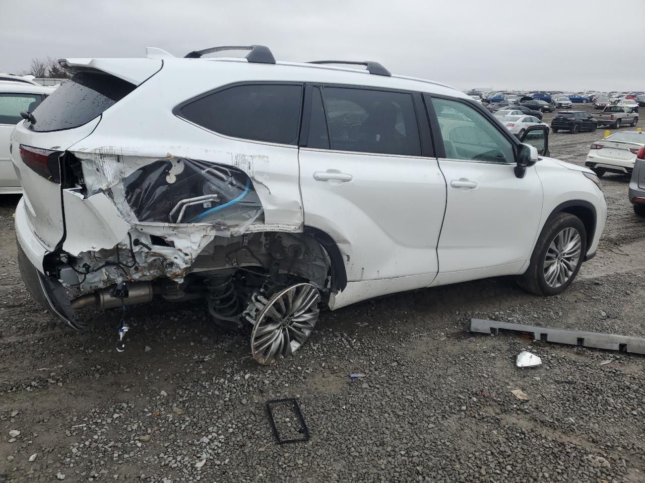 Photo 2 VIN: 5TDFZRBH5NS228569 - TOYOTA HIGHLANDER 