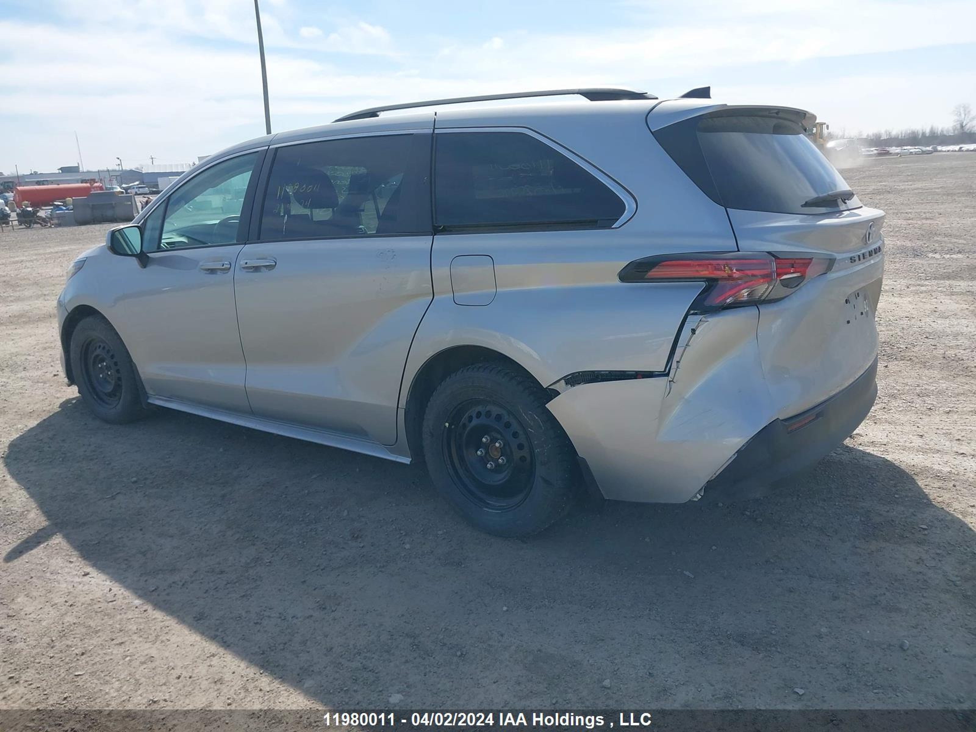 Photo 2 VIN: 5TDGRKEC6NS075213 - TOYOTA SIENNA 