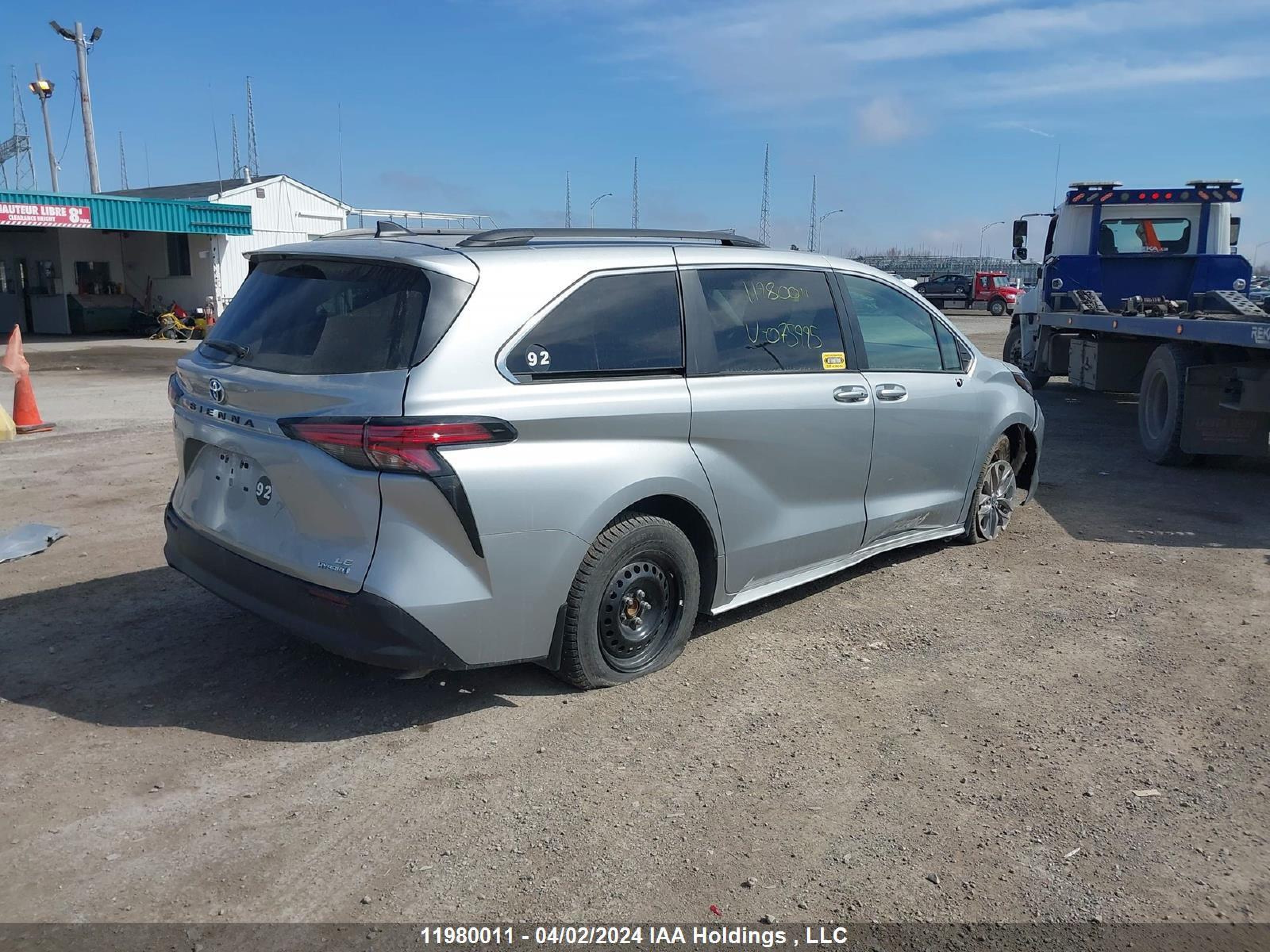 Photo 3 VIN: 5TDGRKEC6NS075213 - TOYOTA SIENNA 