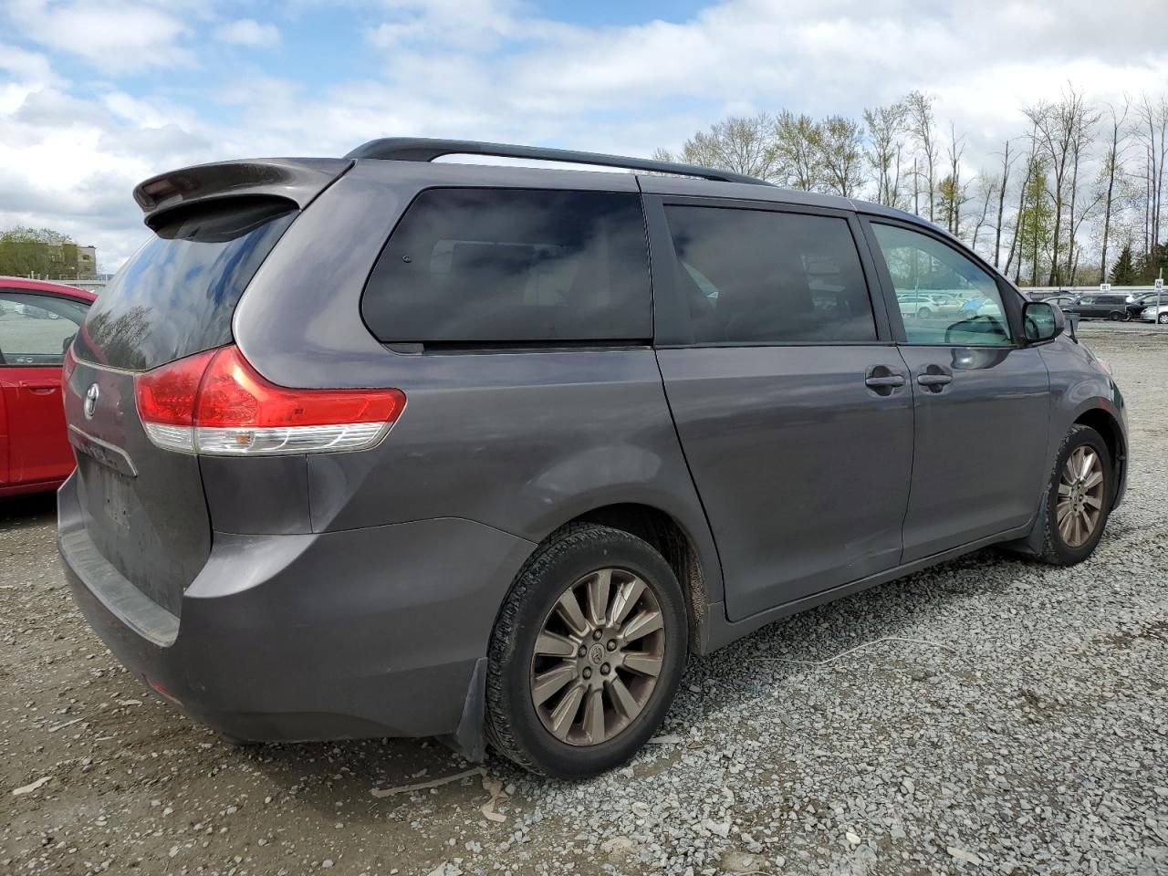 Photo 2 VIN: 5TDJK3DC0BS002030 - TOYOTA SIENNA 