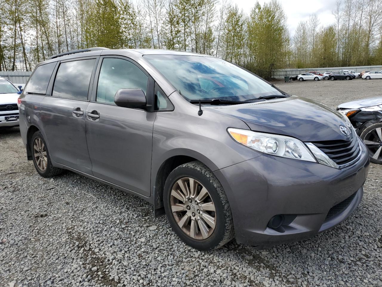 Photo 3 VIN: 5TDJK3DC0BS002030 - TOYOTA SIENNA 