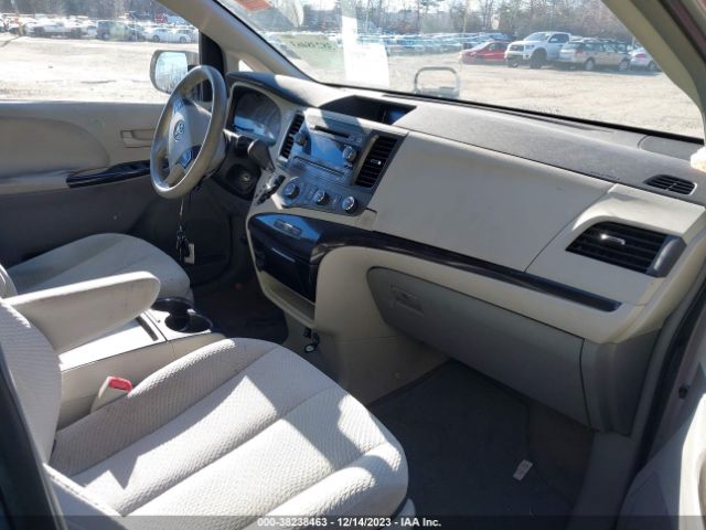 Photo 4 VIN: 5TDJK3DC1BS013828 - TOYOTA SIENNA 