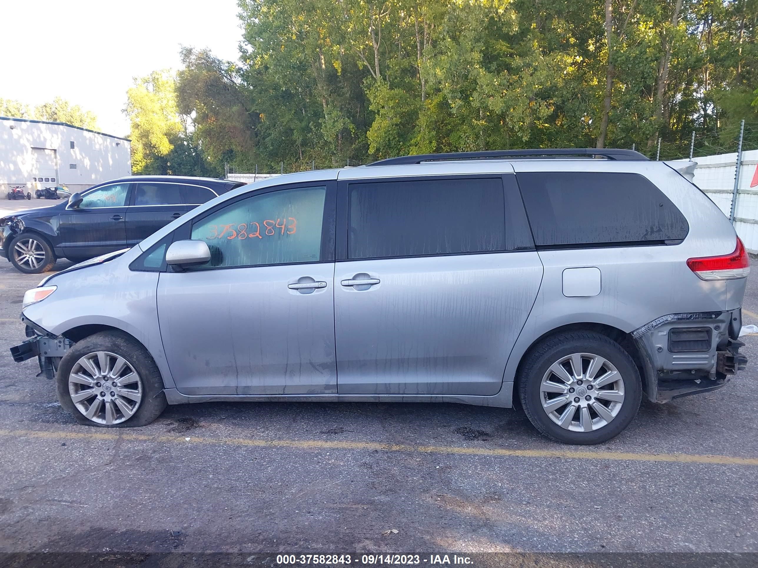 Photo 14 VIN: 5TDJK3DC1ES092681 - TOYOTA SIENNA 