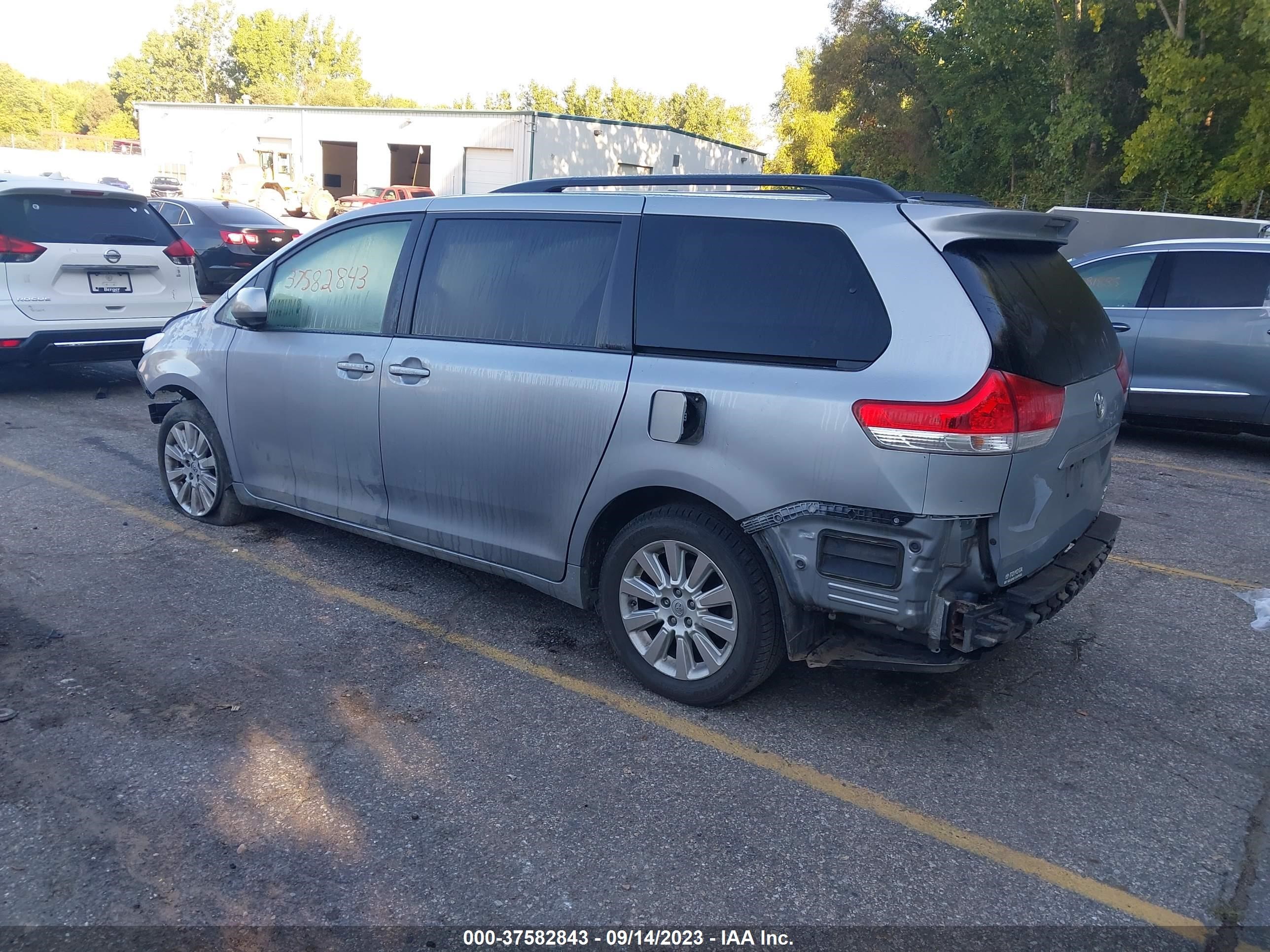 Photo 2 VIN: 5TDJK3DC1ES092681 - TOYOTA SIENNA 