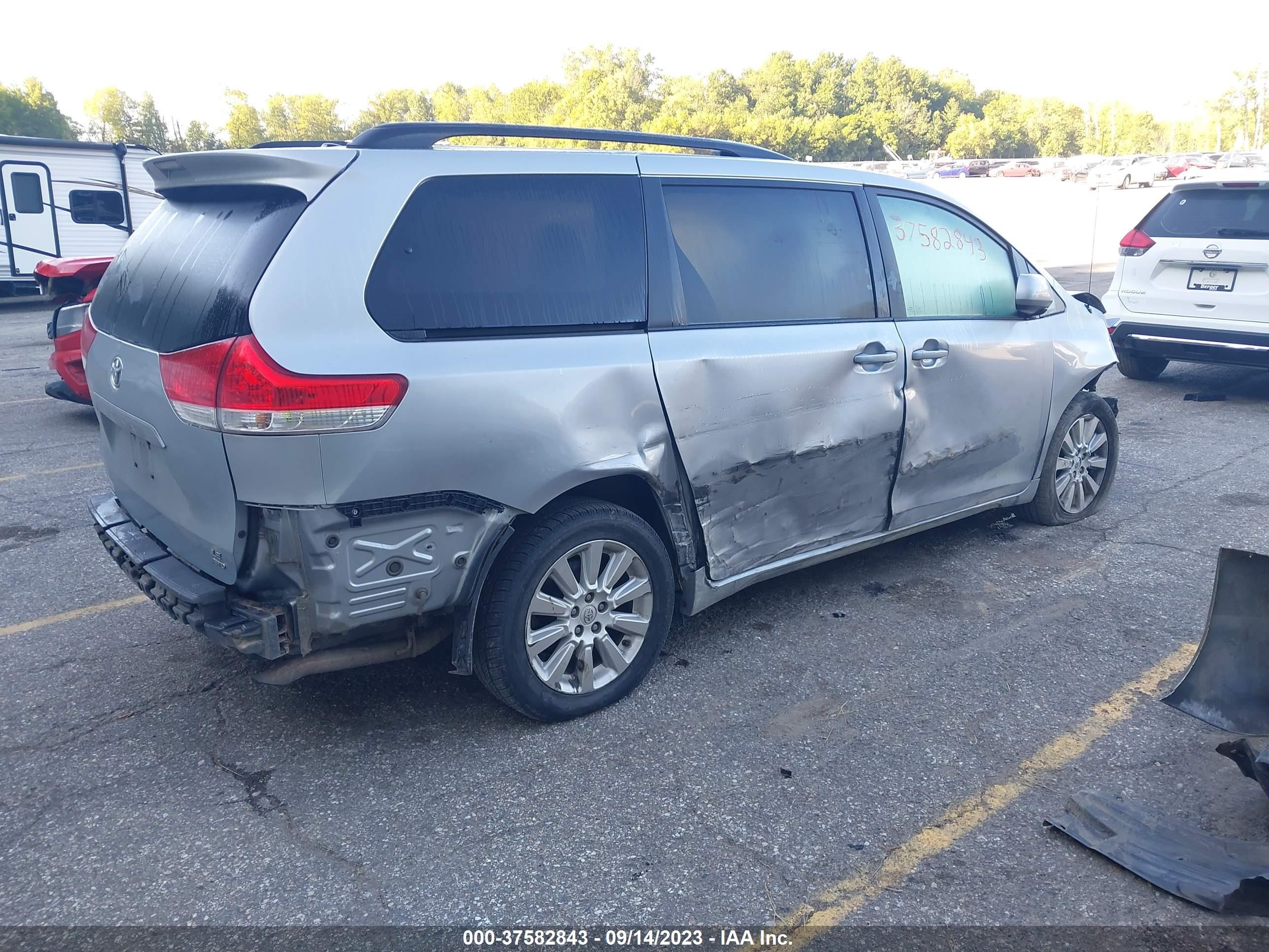 Photo 3 VIN: 5TDJK3DC1ES092681 - TOYOTA SIENNA 