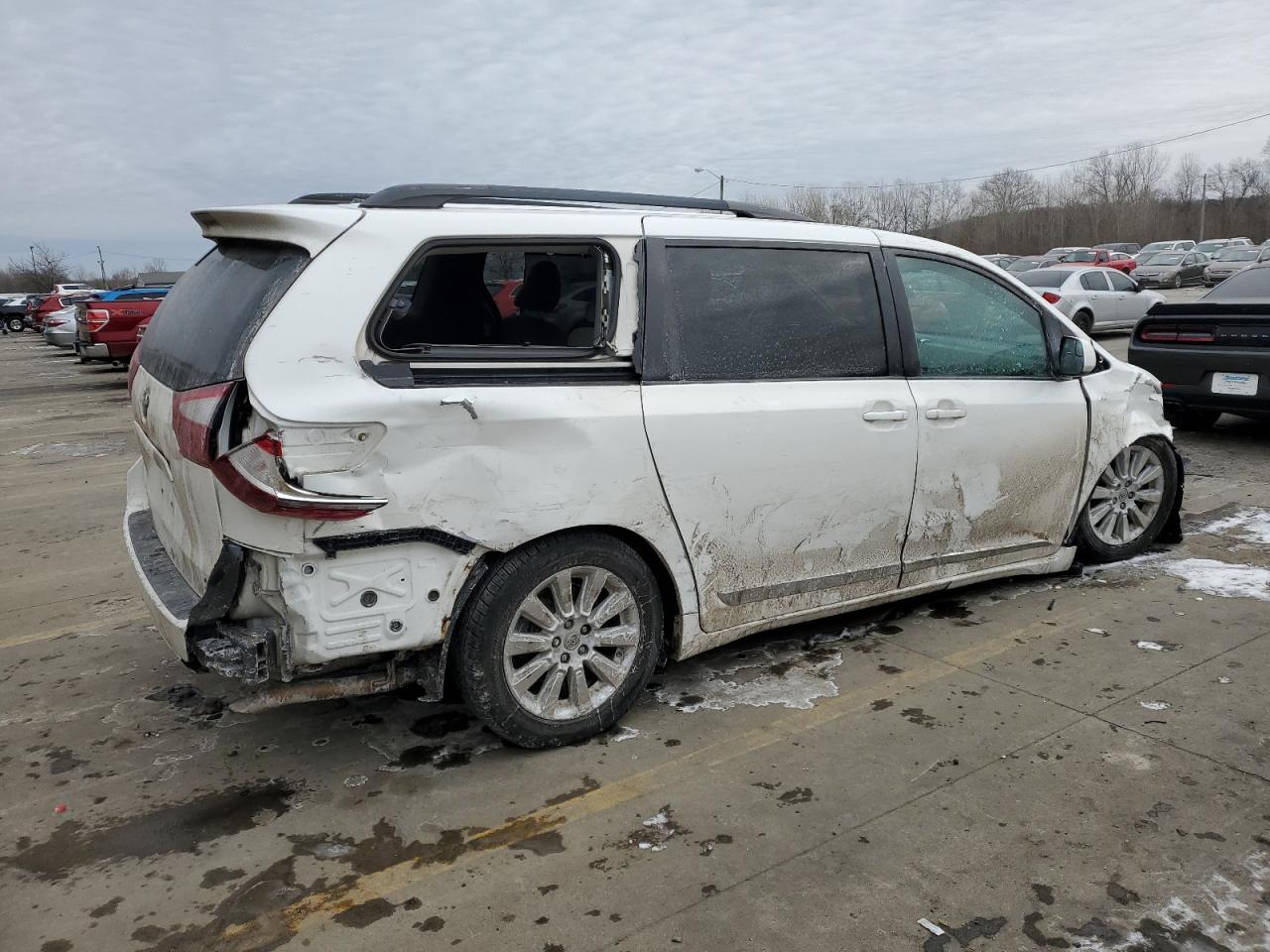 Photo 2 VIN: 5TDJK3DC1FS124563 - TOYOTA SIENNA 