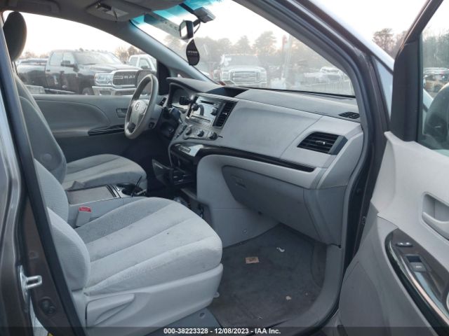 Photo 4 VIN: 5TDJK3DC3CS034147 - TOYOTA SIENNA 