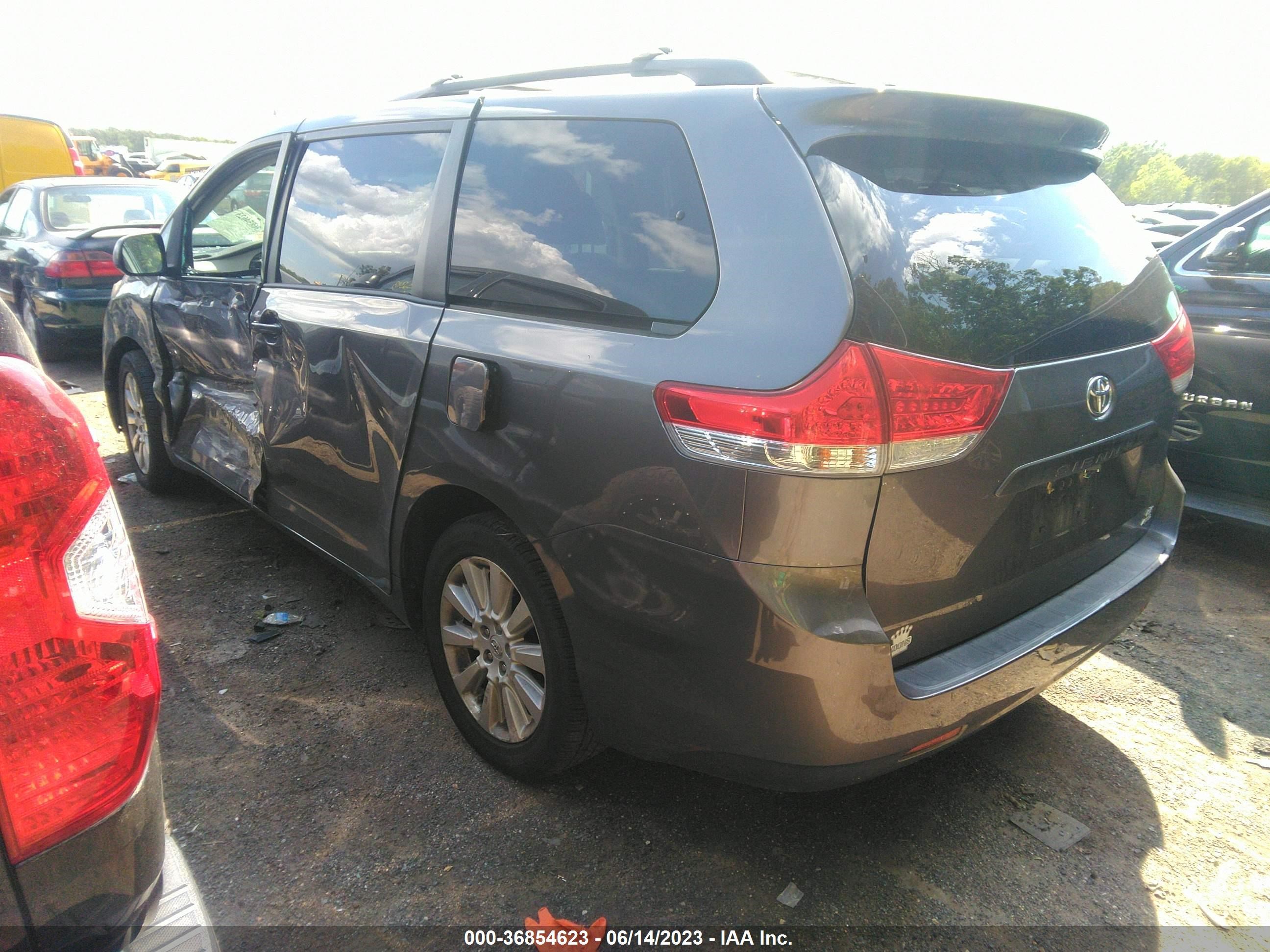 Photo 2 VIN: 5TDJK3DC4DS059768 - TOYOTA SIENNA 