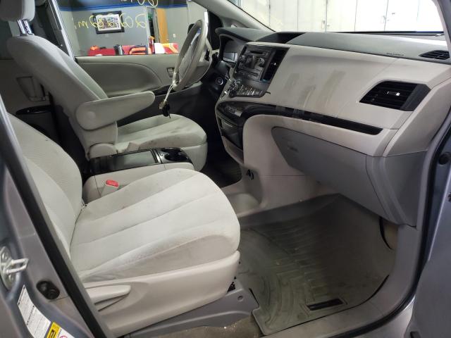 Photo 4 VIN: 5TDJK3DC5DS050982 - TOYOTA SIENNA LE 