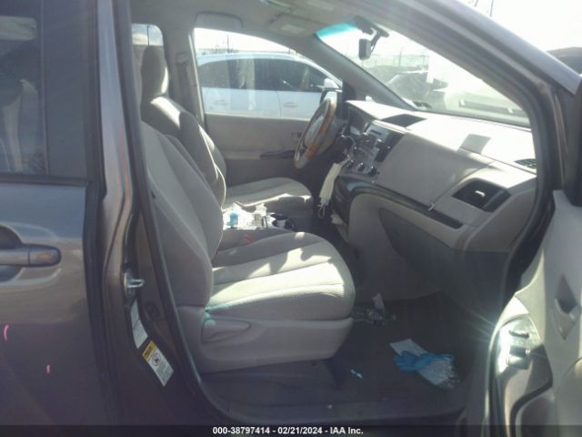 Photo 4 VIN: 5TDJK3DC6BS005577 - TOYOTA SIENNA 