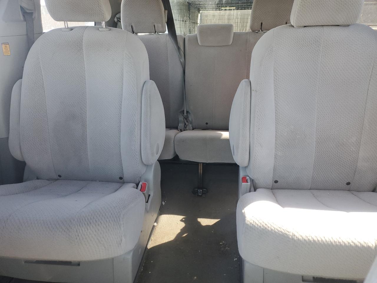 Photo 9 VIN: 5TDJK3DC6CS044672 - TOYOTA SIENNA 