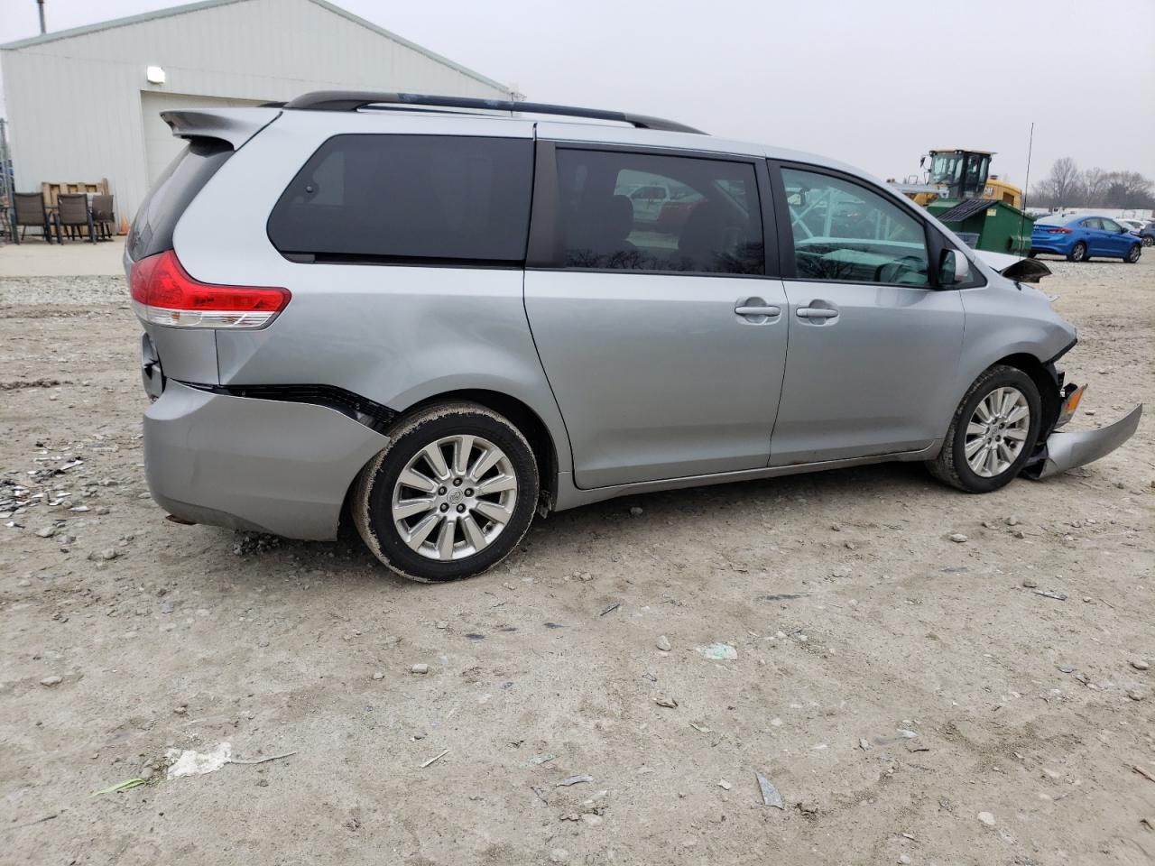 Photo 2 VIN: 5TDJK3DC7BS013364 - TOYOTA SIENNA 