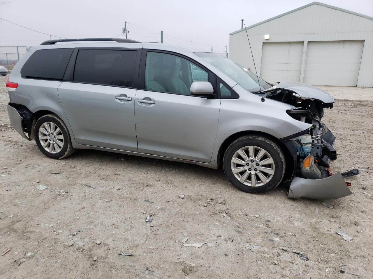 Photo 3 VIN: 5TDJK3DC7BS013364 - TOYOTA SIENNA 