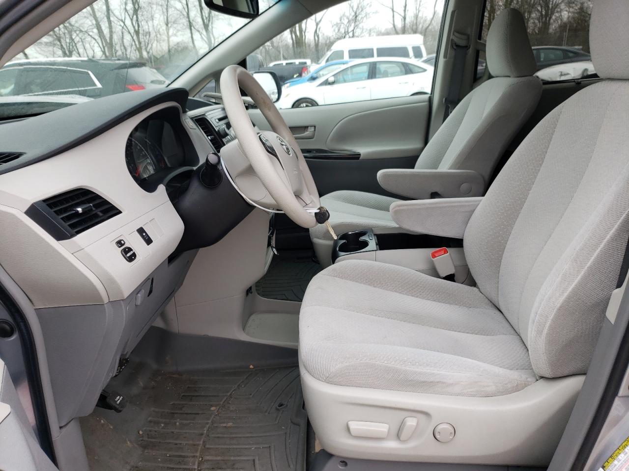 Photo 6 VIN: 5TDJK3DC7BS013364 - TOYOTA SIENNA 