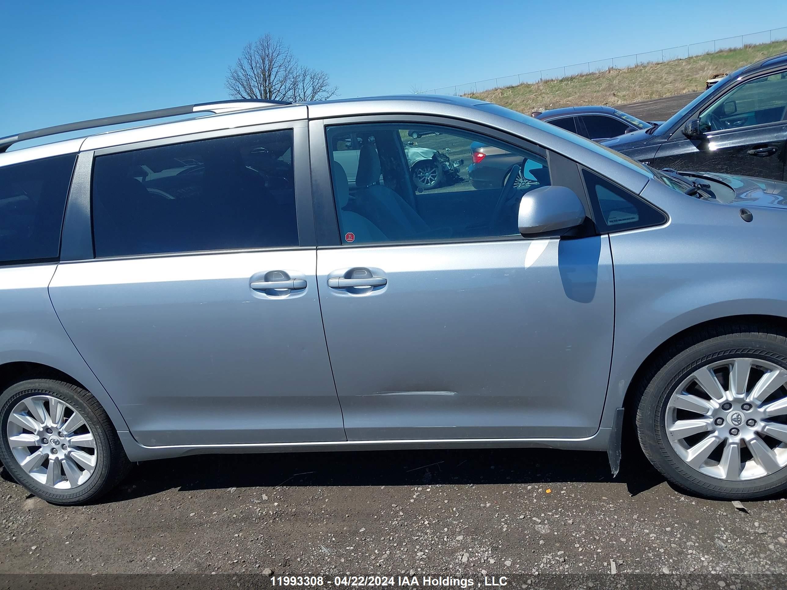 Photo 12 VIN: 5TDJK3DC7BS023084 - TOYOTA SIENNA 