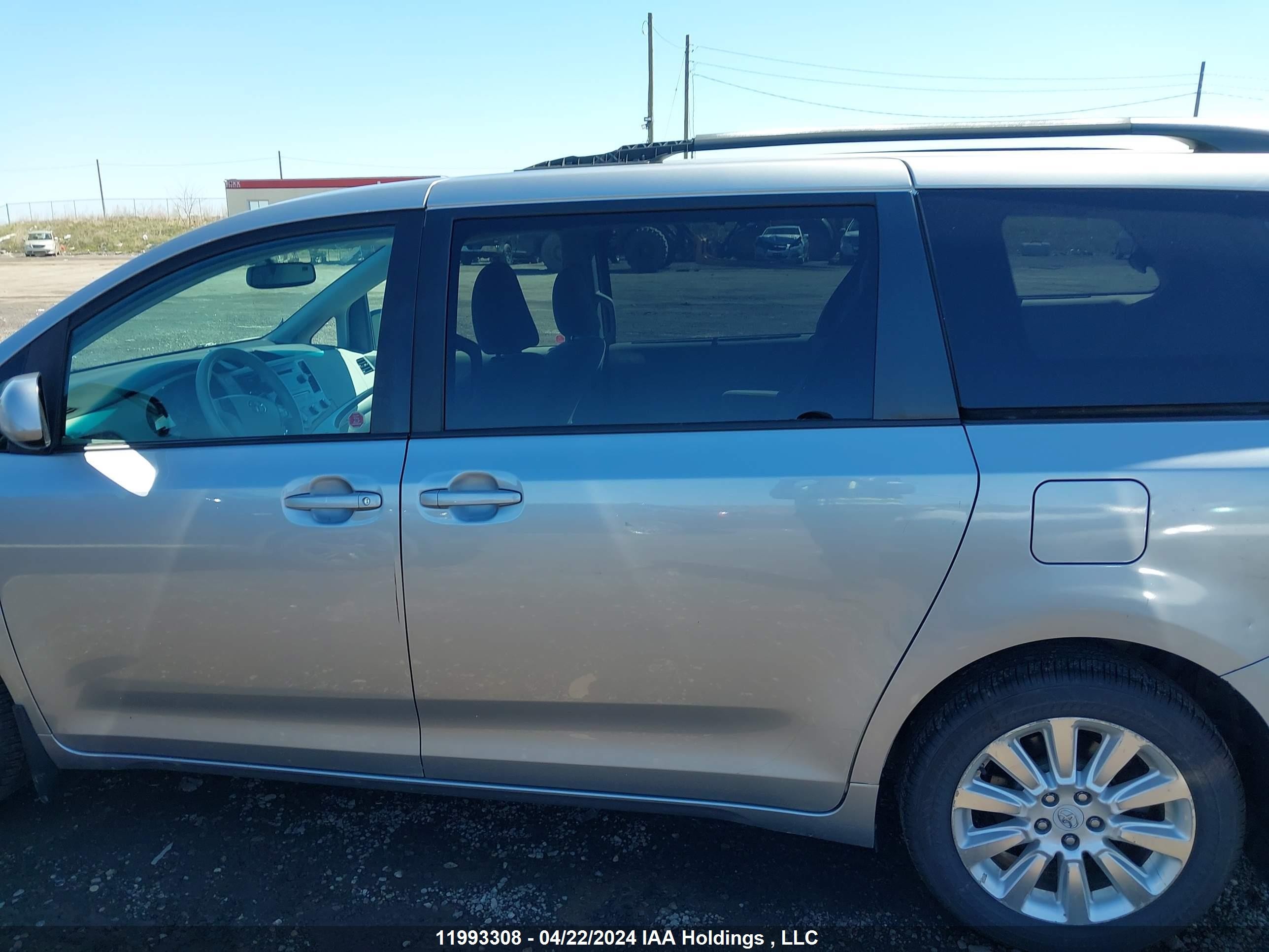 Photo 13 VIN: 5TDJK3DC7BS023084 - TOYOTA SIENNA 