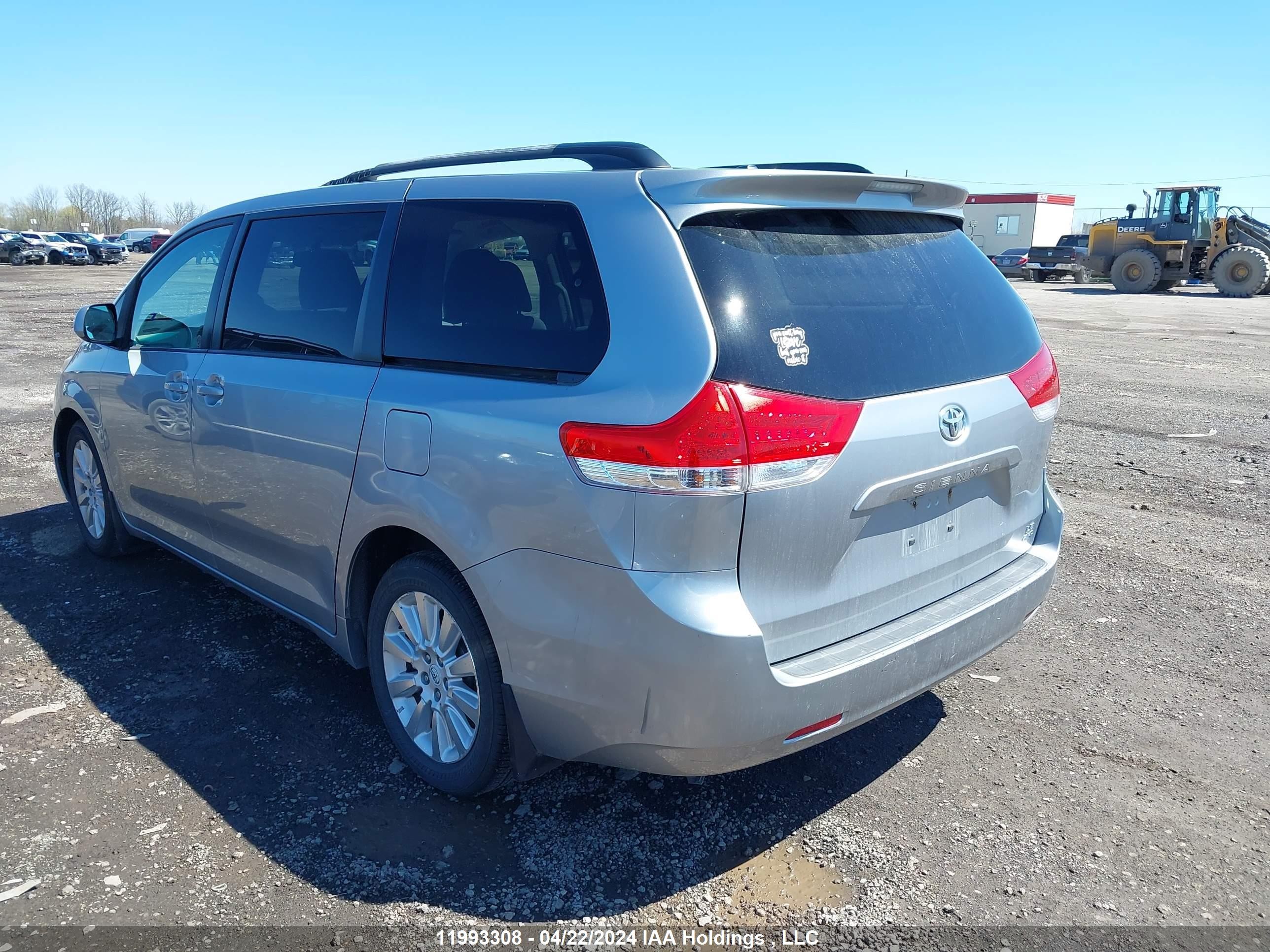 Photo 2 VIN: 5TDJK3DC7BS023084 - TOYOTA SIENNA 