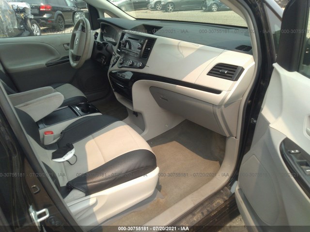 Photo 4 VIN: 5TDJK3DCXBS026240 - TOYOTA SIENNA LE 