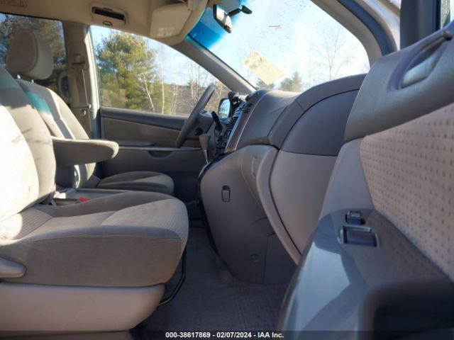 Photo 4 VIN: 5TDJK4CC1AS031820 - TOYOTA SIENNA 